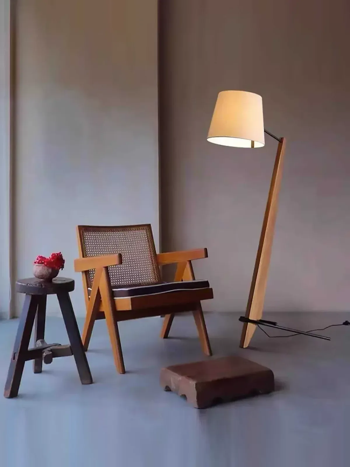 `Leaning Solid Wood Floor Lamp — detail image 1